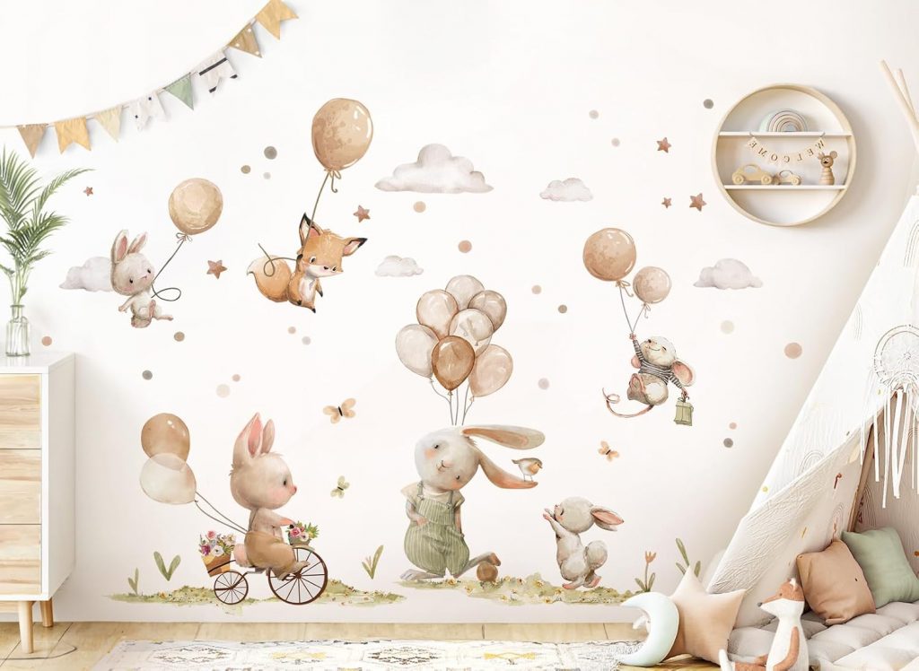 Boho Wandsticker mit Häschen, Fuchs und Ballons über Spielbereich, Unisex Babyzimmer einrichten mit sanften Naturfarben.